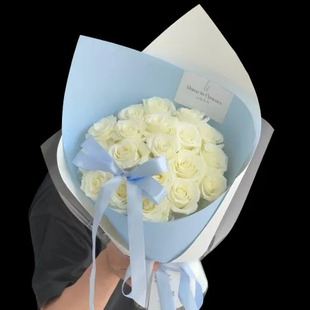Strauß aus 19 Reinen Weißen Rosen