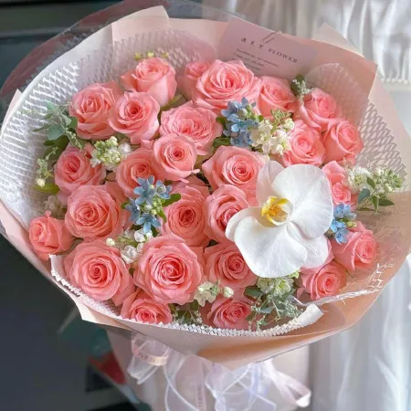 Rosa Zuneigung – Blumenstrauß aus 33 rosa Rosen
