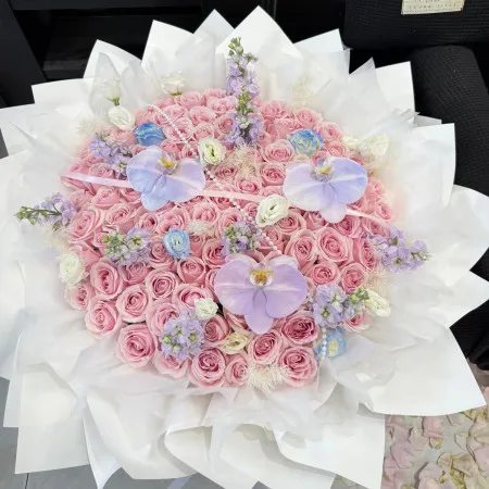 99 rosa Rosen gemischt mit Orchideenstrauß