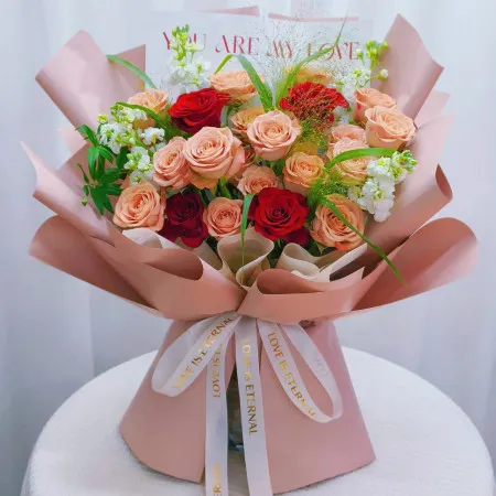 Herbstumarmung – 19er Strauß aus gemischten Rosen und Nelken