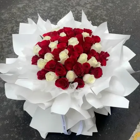 Amor Eterno – Ramo de 52/99 Rosas Mixtas