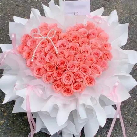 Strauß aus 52 rosafarbenen Rosen in Herzform