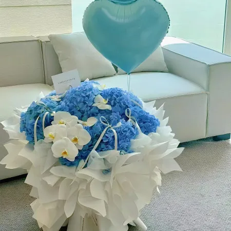 Blaue Eleganz – Hortensien- und Phalaenopsis-Strauß