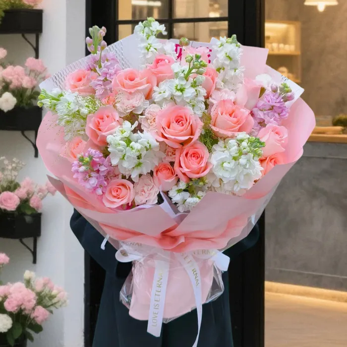 Soft Romance – 19 rosa Rosen und Veilchen