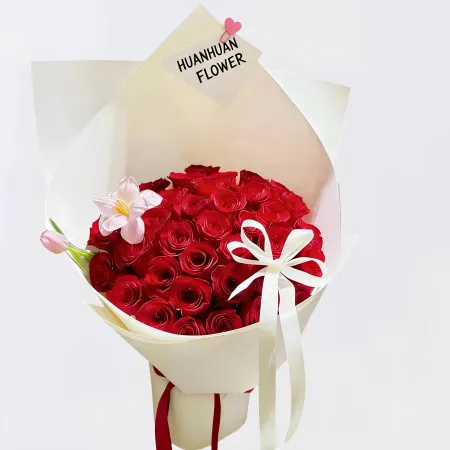 Inniger Kuss – 33 Rote Rosen mit Tulpen