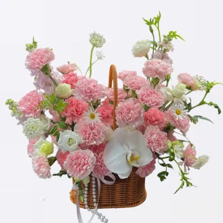 Blumenkorb mit 33 Nelken und Veilchen