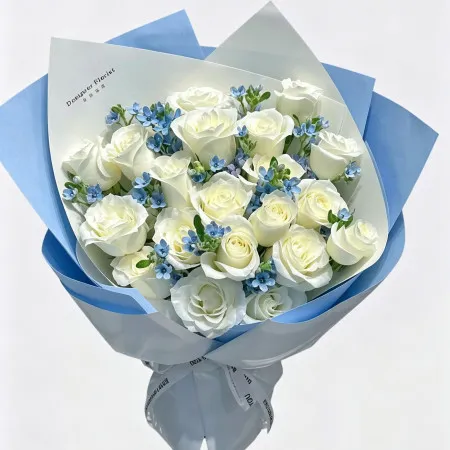 Romantisch - Gemischter Strauß aus 19 weißen Rosen und Tweedia