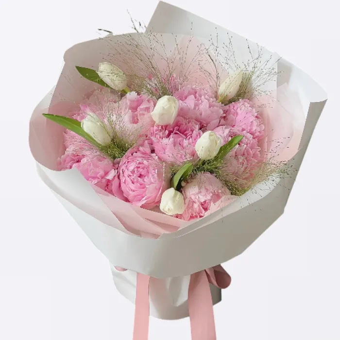 Blush Pfingstrosen- und Tulpenstrauß-10 Pfingstrosen 6 Tulpen