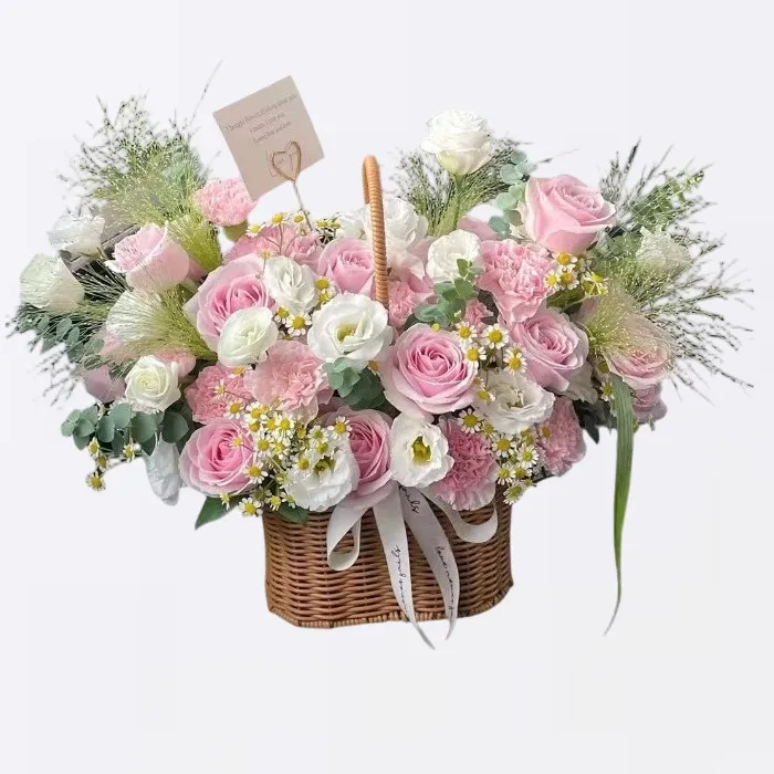 Gemischter Blumenkorb mit rosa Rosen und Nelken