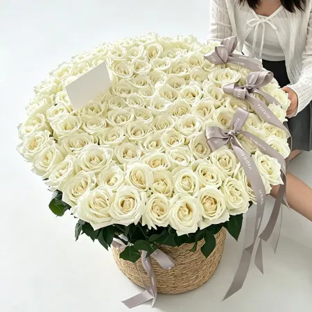 Ewiger Weißer Liebesblütenkorb – 99 Weiße Rosen