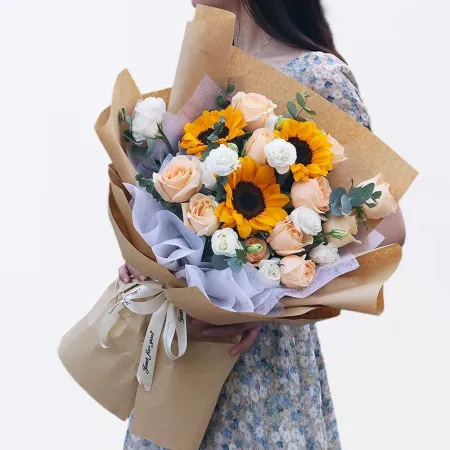 Gemischte Champagne-Rosen mit 3 Sonnenblumen A108