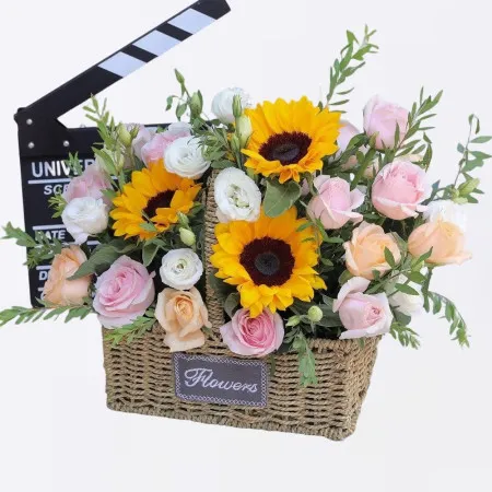 Panier de Fleurs Mélangées de Roses et Tournesols A109