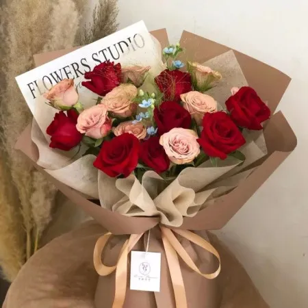 19 Gemischte Rote Rosen und Cappuccino-Rosen A150