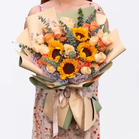 Rosas Champagne mezcladas con 4 Girasol A115