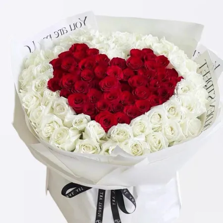 Zeitlose Liebe 99 rote und weiße Rosenstrauß