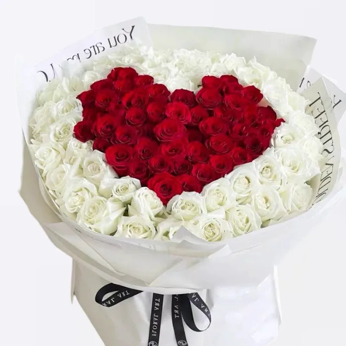 Zeitlose Liebe 99 rote und weiße Rosenstrauß