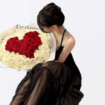 Zeitlose Liebe 99 rote und weiße Rosenstrauß