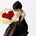 Zeitlose Liebe 99 rote und weiße Rosenstrauß