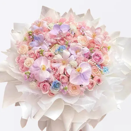 Bouquet de 99 roses roses mélangées avec des orchidées