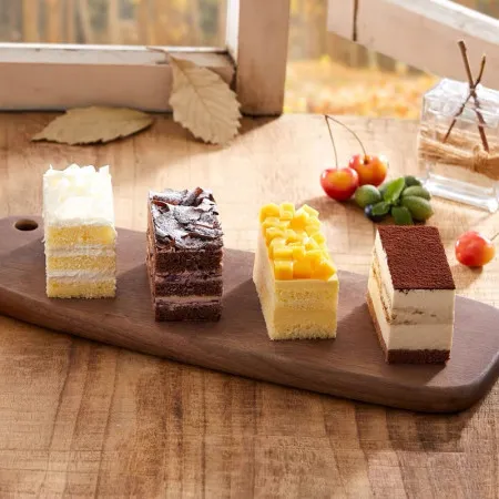 Gâteau Quatre-en-Un Mangue Durian Tiramisu et Forêt Noire au Chocolat D114