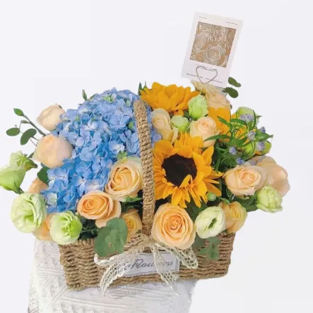 Panier de Fleurs Mélangées avec Boules Brodées Bleues, Tournesols et Roses Champagne A134