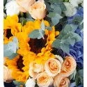 Panier de Fleurs Mélangées avec Boules Brodées Bleues, Tournesols et Roses Champagne A134