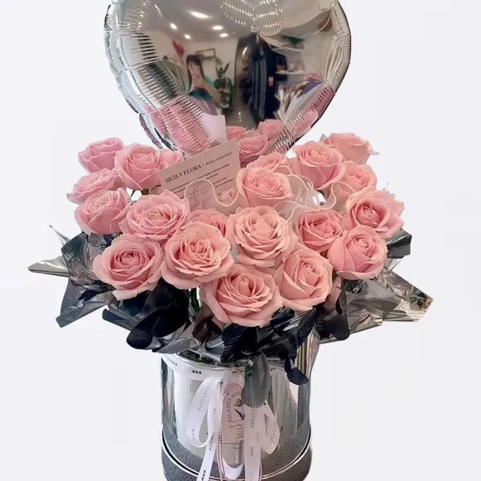 Cubo Abrazo de 19 Rosas Rosas A175