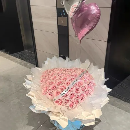 52 Rose Rosa Cuore & Palloncini A185