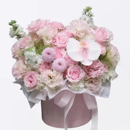 Rosa Blumenstrauß im Umarmungseimer nach Macau B115