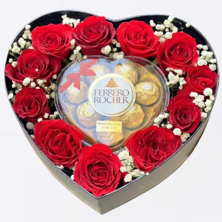 Boîte cadeau en forme de cœur avec 11 roses rouges et chocolats Ferrero