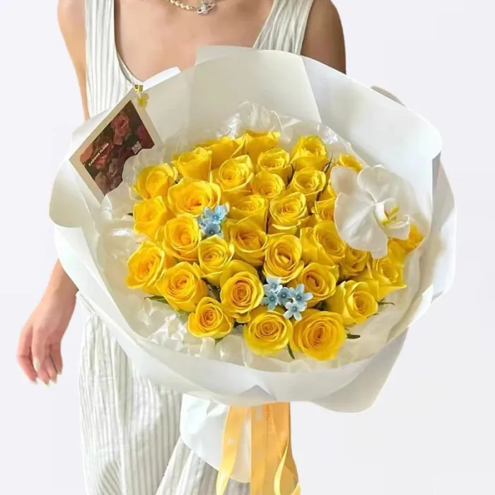 Bouquet di 33 Rose Gialle con Orchidea Phalaenopsis A215
