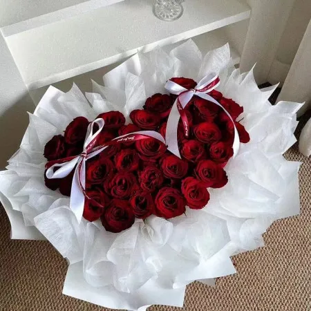 Bouquet en forme de cœur avec 33 roses rouges A224