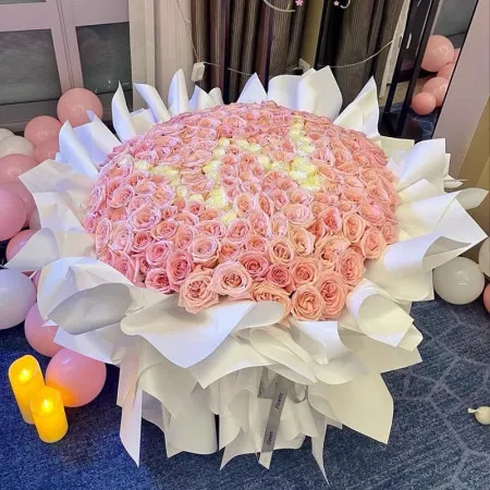 Bouquet personnalisé avec lettrage 199 roses roses A231