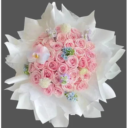 Bouquet de 33 roses roses mélangées avec des orchidées