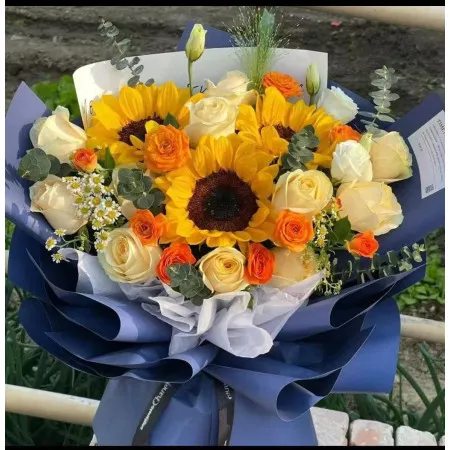 Blumenstrauß A256 mit 11 champagnerfarbenen Rosen und 3 Sonnenblumen