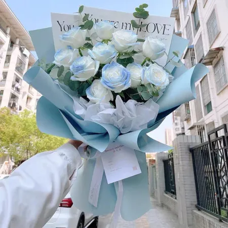 Strauß mit 11 gefrosteten blauen Rosen A257