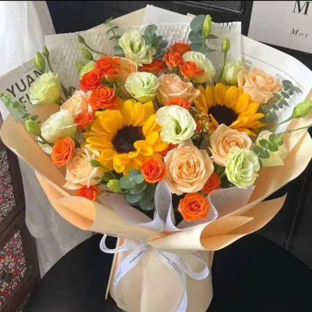 Strauß mit 2 Sonnenblumen und champagnerfarbenen Rosen A127