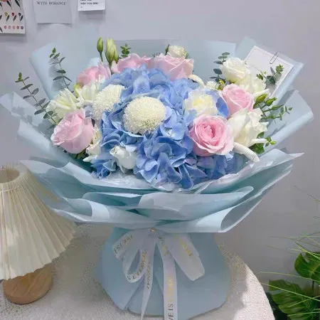 11 gemischte Rosen und blaue Hortensie A267