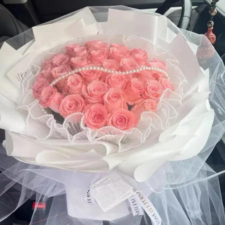 Träumende Perlenkette: 33 Pinke Rosen A268