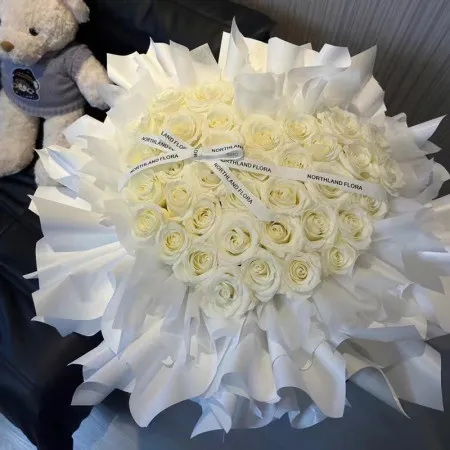 Herzförmiger Strauß mit 33 weißen Rosen