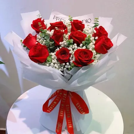 11 Roses rouges et Gypsophile A101