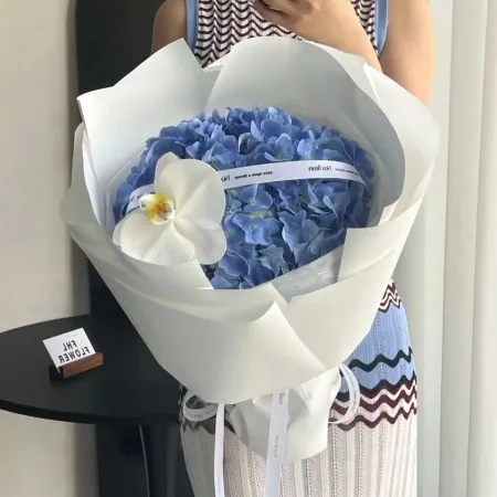 Eleganter blauer Hortensienstrauß